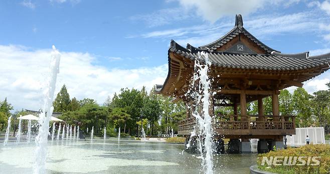 [전주=뉴시스] 김얼 기자 = 연일 무더위가 기승을 부리고 있는 지난 2일 전북 전주시 전북대학교 건지광장 문회루의 분수대가 시원한 물줄기를 뿜어내고 있다. 2022.08.02. pmkeul@newsis.com