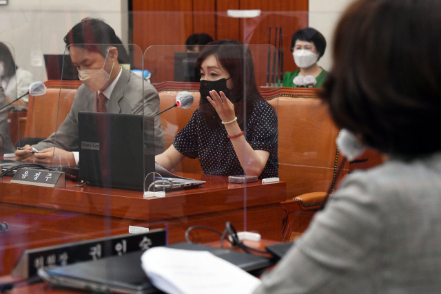 ▲국회 여성가족위원회 야당 간사인 더불어민주당 유정주 의원이 2일 오전 국회에서 열린 여가위 전체회의에서 발언하고 있다. ⓒ연합뉴스