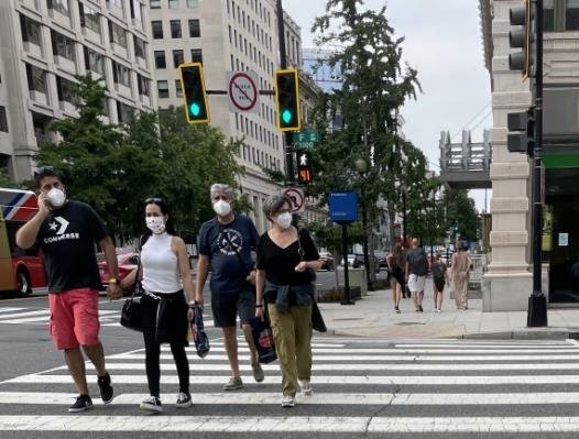 미 워싱턴DC 시내에서 마스크를 쓴 시민들이 지나가고 있는 모습. 연합뉴스