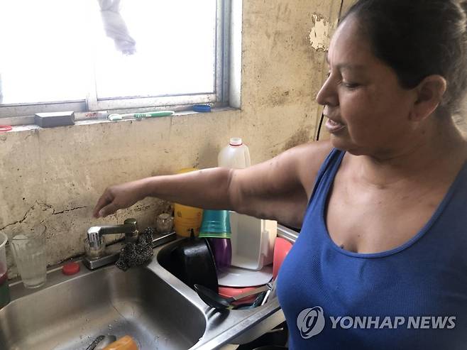 [기후위기현장을 가다] 수돗물 나오지 않는 멕시코 북부 가정집 (아포다카[멕시코 누에보레온주]=연합뉴스) 고미혜 특파원 = 멕시코 북부 몬테레이 일대 물 위기가 심화한 가운데 1일(현지시간) 아포다카 주민 마리아 프란체스카가 물이 나오지 않는 부엌 수도를 보여주고 있다. 2022.8.4. mihye@yna.co.kr