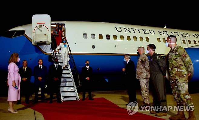 오산기지 도착한 펠로시 하원의장 (서울=연합뉴스) 미국 권력서열 3위인 낸시 펠로시 하원의장이 3일 오후 경기 오산 미 공군기지에 도착해 필립 골드버그 주한미국 대사, 폴 라카메라 주한미군사령관의 영접을 받고 있다. 2022.8.4 [주한미국대사관 트위터 캡처. 재판매 및 DB 금지] photo@yna.co.kr