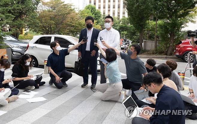 서울의 소리 이명수 기자 경찰 조사 받기 위해 출두 (서울=연합뉴스) 황광모 기자 = 윤석열 대통령의 부인 김건희 여사와의 전화 통화를 녹음하고 방송에 제보했다가 고발당한 서울의 소리 이명수 기자가 4일 오전 피고발인 신분으로 경찰 조사를 받기 위해 서울 마포구 서울경찰청 반부패·공공범죄수사대에 출두해 변호인의 발언을 듣고 있다. 2022.8.4 hkmpooh@yna.co.kr