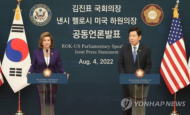 한미 국회의장 공동언론 발표 (서울=연합뉴스) 백승렬 기자 = 김진표 국회의장과 낸시 펠로시 미국 하원의장이 4일 서울 여의도 국회에서 공동언론 발표를 통해 회담 결과를 발표하고 있다. 2022.8.4 [국회사진기자단] srbaek@yna.co.kr