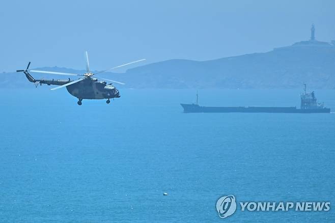 대만 근접 비행하는 중국군 헬기 ※ 기사와 직접 관련이 없습니다.
(핑탄 AFP=연합뉴스) 중국군 소속 군용 헬기가 4일 대만과 인접한 중국 남부 푸젠성 핑탄섬 상공을 비행하고 있다. 중국은 지난 2일 낸시 펠로시 미국 하원의장의 대만 방문에 대한 대응으로 이날부터 7일까지 역대 최대 규모의 군사 훈련을 대만을 포위한 형태로 실시한다. 2022.8.4 alo95@yna.co.kr