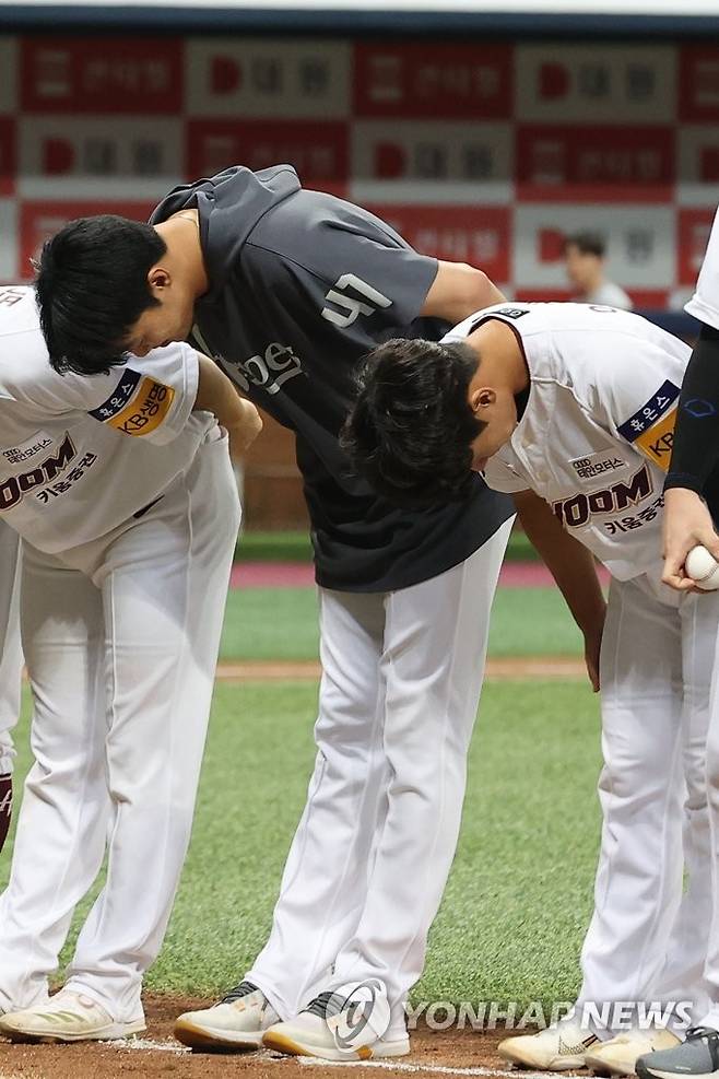 팬들에게 인사하는 안우진 (서울=연합뉴스) 서대연 기자 = 3일 서울 고척스카이돔에서 열린 2022 프로야구 KBO리그 SSG 랜더스와 키움 히어로즈의 경기. 7회까지 무실점으로 호투를 펼치며 팀 승리를 견인한 키움 선발투수 안우진이 경기 종료 후 팬들에게 인사하고 있다. 2022.8.3 dwise@yna.co.kr