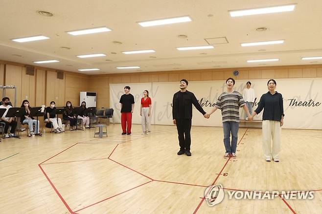 연습실에서 만나는 뮤지컬 '원더보이' (서울=연합뉴스) 진연수 기자 = 4일 오후 서울 종로구 세종문화회관에서 예술동에서 열린 뮤지컬 '원더보이' 연습실 공개 행사에서 배우들이 주요 장면을 시연하고 있다. 2022.8.4 jin90@yna.co.kr