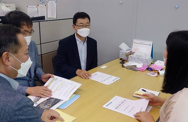 내년도 국비 확보에 나선 정광열(가운데) 강원 경제부지사. [강원도 제공·재판매 및 DB 금지]