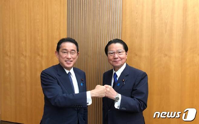 일본 자민당 중진인 에토 세이시로 전 중의원 부의장(오른쪽)과 기시다 후미오 일본 총리. ⓒ 뉴스1
