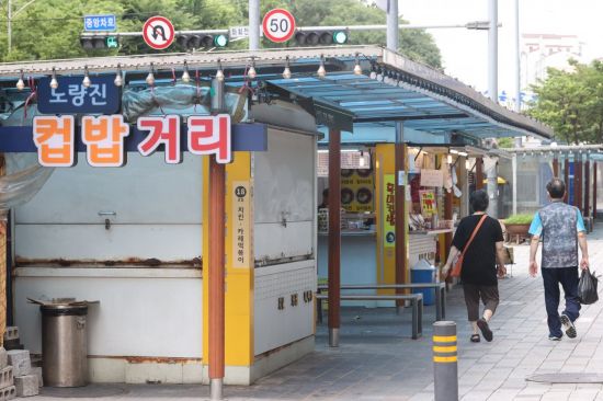 지난 6월28일 점심시간 서울 노량진 학원가 컵밥 거리의 일부 가게가 임시 휴점하고 있다. [이미지출처=연합뉴스]