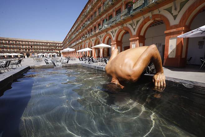 8월 3일 스페인 남부도시 코르도바에서 한 남성이 분수대 물에 머리를 담그고 더위를 식히고 있다. 폭염이 계속되고 있는 스페인 몇몇 지역에서는 최고 기온이 섭씨 40도를 기록했다./EPA 연합뉴스