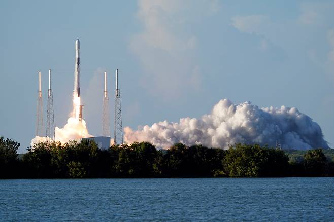 한국의 첫 달 탐사 궤도선 '다누리'가 8월 4일(현지시각) 오후 7시 8분(한국시각 8월 5일 오전 8시 8분) 미국 플로리다주 케이프커내버럴의 우주군 기지 발사대에서 발사되고 있다. / 연합뉴스