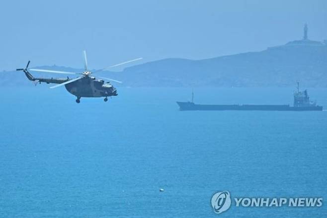 중국군 소속 군용 헬기가 4일 대만과 인접한 중국 남부 푸젠성 핑탄섬 상공을 비행하고 있다.ⓒ연합뉴스