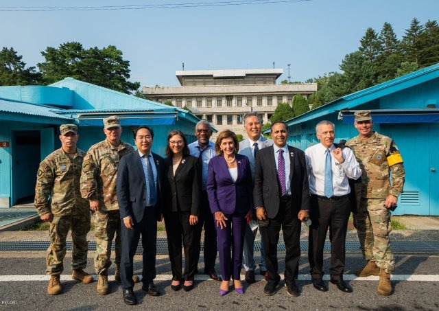 낸시 펠로시 미국 하원의장이 4일 방문한 판문점 공동경비구역(JSA)사진을 소셜네트워크에 공개했다. 낸시 펠로시 트위터