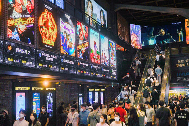 서울 용산구 CGV가 극장을 찾은 관객들로 붐비고 있다. 전자신문DB