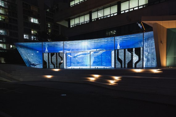 인천도시공사(iH)가 사옥 벽면에 혹등고래 영상을 포함한 고화질의 환상적인 영상 쇼를 선보이고 있는 미디어 파사드 영상 전경.
