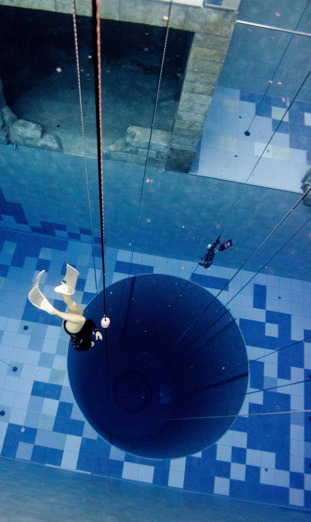 김경민(왼쪽)씨가 수면의 부표와 바닥을 연결하는 줄을 잡아당기며 아래로 향하고 있다. 최준엽씨 제공