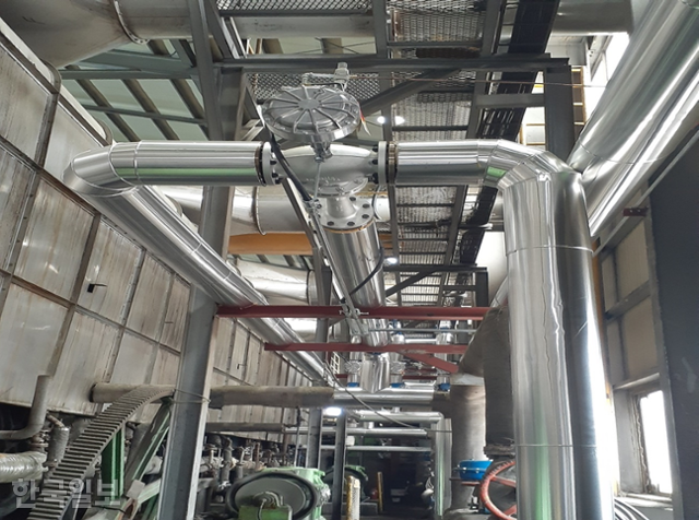 A제지가 지난해 에스코 사업을 통해 설치한 증기 재압축 장치. 이 장치는 종이 건조작업 때 손실되는 1만t 이상의 증기를 회수한다. A제지 제공