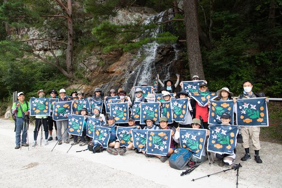 강릉바우길은 토요일마다 '주말 다 함께 걷기' 행사를 연다. 홀로 산을 걷기 부담스럽다면 참가해 볼 만하다. 7월 30일 계곡바우길 출발지점인 대승폭포 앞에서 포즈를 잡은 참가자들.