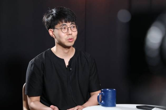 이현직 레브잇 공동창업자가 윤춘호 논설위원과 인터뷰를 하고 있다.