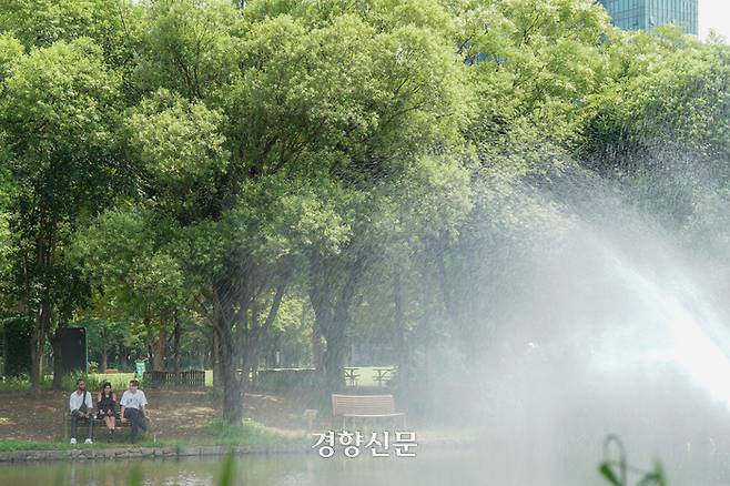 4일 서울시 성동구 서울숲을 찾은 시민들이 한여름 폭염을 피해 휴식을 취하고 있다.이소영 기자