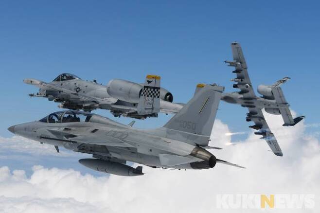韓 FA-50 1대(가장 앞쪽)와 美 A-10 2대가 연합 편대비행을 실시하고 있다.