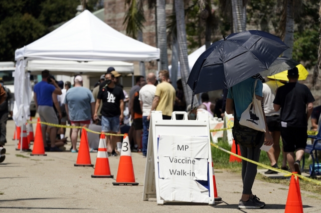 지난달 28일(현지시간) 미 캘리포니아주 엔시노의 한 원숭이두창 예방접종소에 백신을 맞으려는 사람들이 줄 서 있다. AP뉴시스