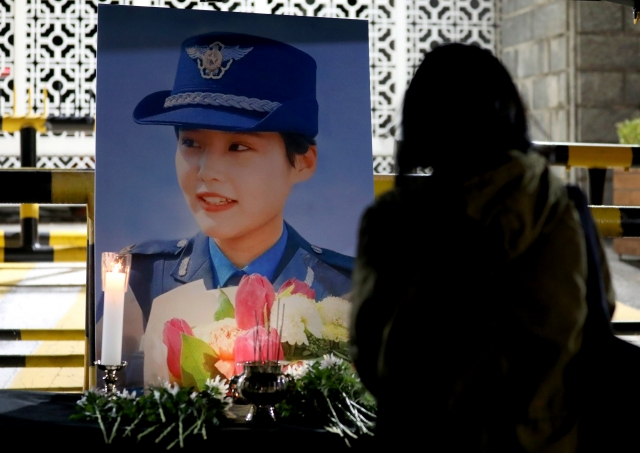 지난해 10월 20일 오후 서울 용산구 국방부 앞에 마련된 공군 성추행 피해자 고 이예람 중사 추모 시민분향소를 찾은 시민이 묵념을 하고 있다. 뉴시스