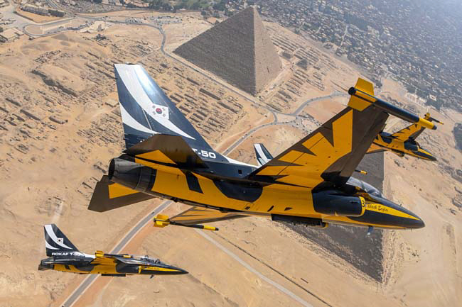 ‘피라미드 에어쇼 2022’에 참가한 블랙이글스팀이 3일(현지시간) 외국군 특수비행팀으로는 처음으로 이집트 카이로 인근 대피라미드 상공을 비행하고 있다. 한국은 아프리카 K-방산 핵심 거점인 이집트와 국산 FA-50 경공격기 수출 및 현지 공동생산 방안을 협의 중이다.    공군 제공