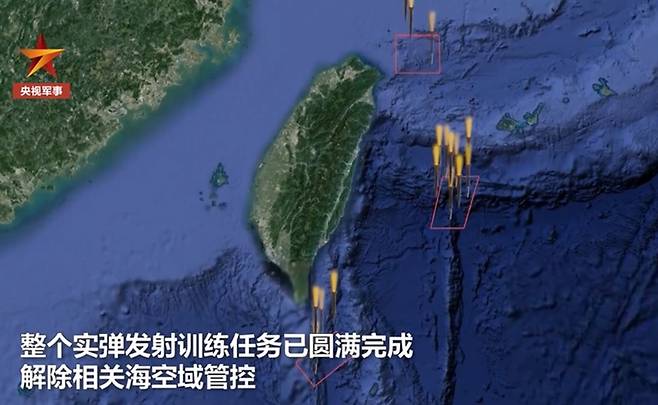 [서울=뉴시스]4일 중국 동부전구 군사훈련 관련 가상도로, 중국군 미사일이 대만 인근 여러 해역에 떨어지는 모습을 담고 있다. 대만해협을 관할하는 중국 동부전구는 "대만 동부 외해(外海) 예정된 해역에 여러 형태의 재래식 미사일을 발사했고, 미사일은 전부 목표물을 명중시켰다”고 밝혔다. <사진출처: 중국중앙 TV 군사채널 캡쳐> 2022.08.04