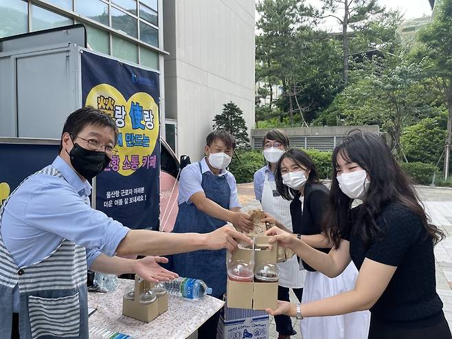 울산항만공사 노사 간부들이 울산항 마린센터 앞에 '울산항 노(勞)랑사(使)랑 소통카페'를 열고 직원들에게 음료를 나눠주고 있다. *재판매 및 DB 금지