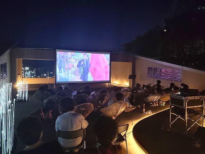 [부산=뉴시스] 부산 영도구 '영도 조내기 고구마 역사기념관'에서 열린 2022 산복도로 옥상달빛극장. (사진=부산국제단편영화제 조직위 제공) *재판매 및 DB 금지