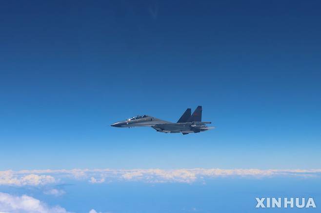 [난징=신화/뉴시스] 4일(현지시간) 중국 인민해방군 전투기가 대만 인근 상공에서 군사훈련을 하고 있다. 2022.08.06.