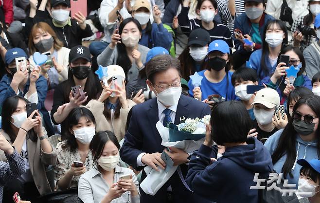 이재명 후보가 지난 5월 8일 인천 계양산 야외공연장에서 열린 기자회견에서 지지자들과 인사하는 모습. 국회사진취재단