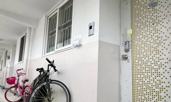 조유나(10)양 일가족이 살던 광주 남구 한 아파트 문 앞에 지난 6월 27일 자전거 2대와 법원 특별우편 송달을 안내하는 포스트잇이 붙어있다. 광주=뉴스1