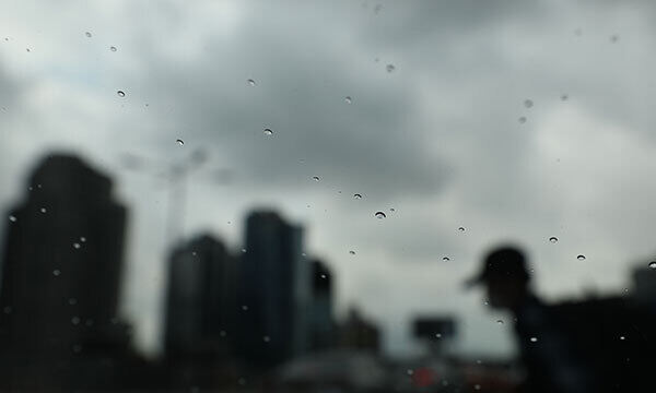 5일 오전 서울 도심에 빗방울이 떨어지고 있다. 뉴시스