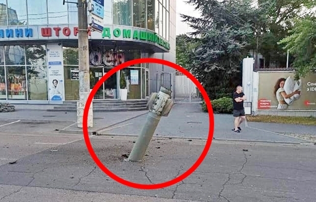 4일(현지시간) 우크라이나 남부 미콜라이우주 도로 한복판에 러시아군이 쏜 로켓이 박혀 있다. 출처=미콜라이우 도로관리공단