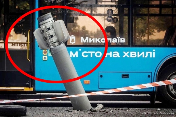 4일(현지시간) 우크라이나 남부 미콜라이우주 도로 한복판에 러시아군이 쏜 로켓이 박혀 있다. 출처=예브게니 자보로드니