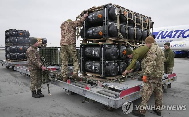 미국이 지원한 재블린 대전차 미사일이 우크라이나에 도착한 모습 [AP 연합뉴스 자료사진. 재판매 및 DB 금지]