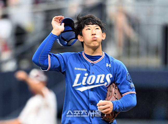 삼성 선발투수 허윤동이 24일 고척스카이돔에서 열린 2022 KBO리그 키움과의 경기 3회말 2사 1,2루 상황에서 키움 김혜성을 삼진으로 잡아내며 위기를 넘기면서 숨을 몰아쉬고 있다. 박진업기자 upandup@sportsseoul.com