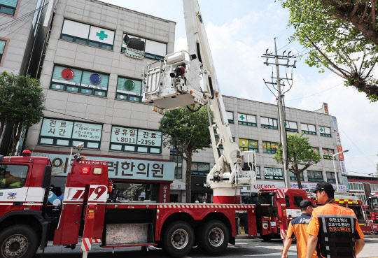 지난 5일 오후 환자와 간호사 등 5명이 사망한 경기도 이천시 관고동 병원 화재 현장 모습. 연합뉴스