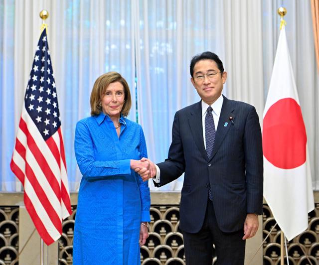 낸시 펠로시(왼쪽) 미 하원의장과 기시다 후미오 일본 총리가 5일 조찬 회동을 위해 만나 악수를 하고 있다. 도쿄=EPA 연합뉴스
