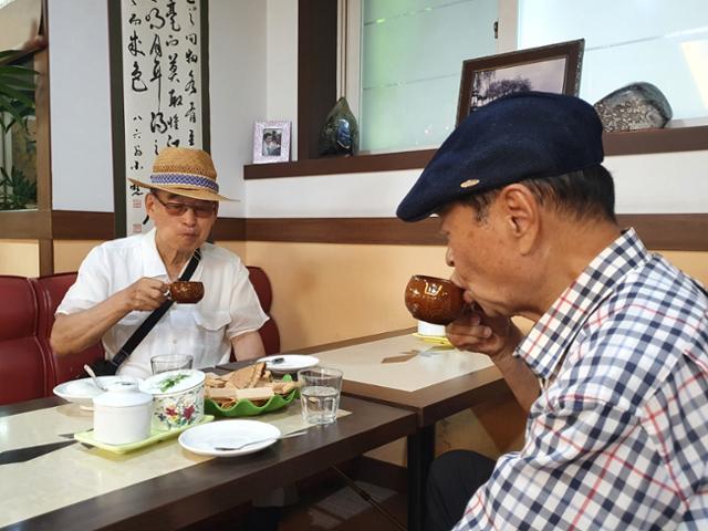 어르신들이 미도다방에서 담론을 펼치며 쌍화차를 마시고 있다. 대구=류수현 기자