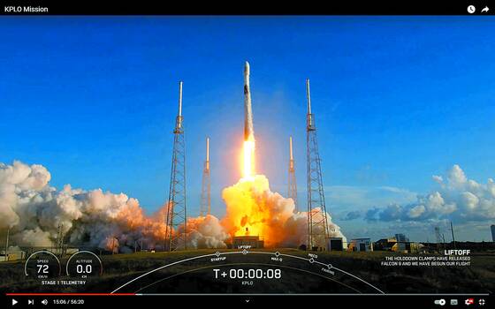 한국의 첫 달 탐사선 ‘다누리호’를 실은 스페이스X의 팰컨9 로켓이 5일 오전 8시 8분(한국시간) 미국 플로리다주 케이프커내버럴 우주군 기지에서 발사되고 있다. [사진 스페이스X 유튜브]