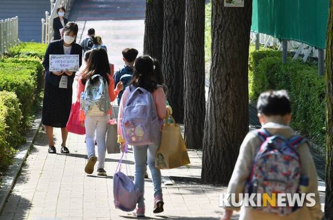 지난해 6월 서울시 한 초등학교에 학생들이 등교하고 있다.   쿠키뉴스DB