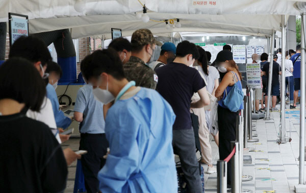 5일 서울 마포구 보건소 코로나19 선별진료소를 찾은 시민들이 검사를 받기 위해 차례를 기다리고 있다. [사진 = 연합뉴스]
