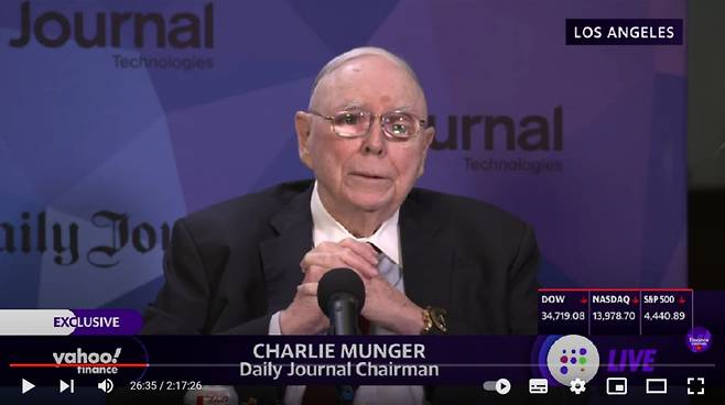 2022년 2월 데일리 저널 주총 후 질문에 답변 중인 찰리 멍거/사진=야후 파이낸스 유튜브 갈무리
