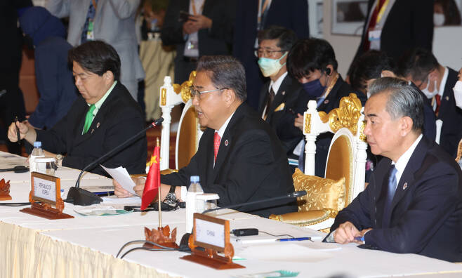 박진 외교부 장관(가운데)이 4일 캄보디아 프놈펜 소카호텔에서 열린 아세안+3(한중일) 외교장관회의에서 발언하고 있다. 왼쪽은 하야시 요시마사 일본 외무상, 오른쪽은 왕이 중국 외교부장. [연합]