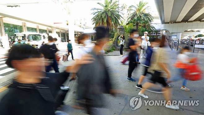 붐비는 제주국제공항 [연합뉴스 자료사진]