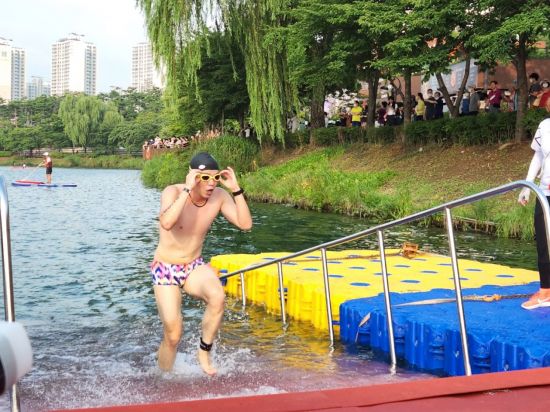 서울 송파구 롯데월드타워와 석촌호수에서 열린 ‘2022 롯데 Oe 레이스’ 참가자가 수영을 하고 있다.