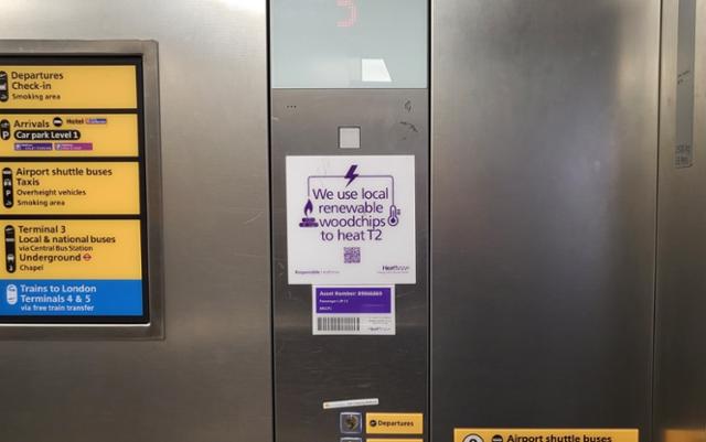 지난달 7일 런던에 도착해 처음으로 찍은 사진입니다. 런던 히드로공항 엘리베이터에 붙은 표지판인데요. "공항 제2터미널의 난방을 위해 재생가능한 지역 목재칩을 사용하고 있습니다"라고 쓰여 있습니다. 히드로공항은 2017년에 공항 전기 100%를 재생에너지로 조달하겠다고 선언(RE100)했습니다. 인천공항보다 5년이나 빠릅니다. 런던 시내의 식당, 카페, 건축물 곳곳에서 "탄소중립을 이뤘다"는 광고 문구를 볼 수 있습니다. 런던=김현종 기자